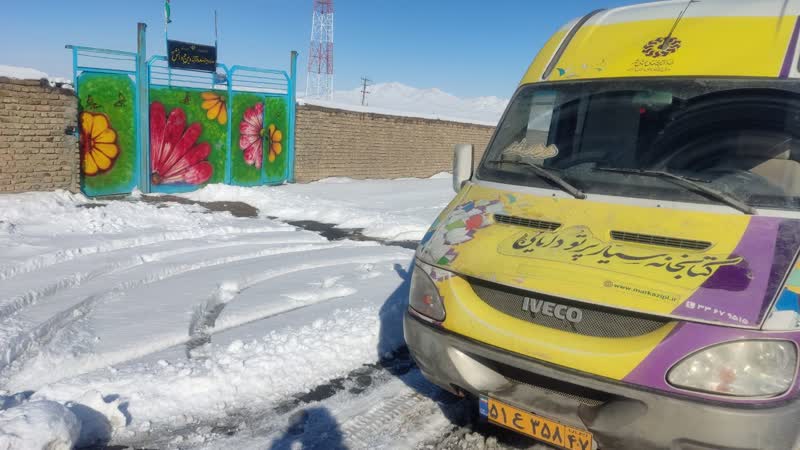 حضور کتابخانه سیار و خدمات رسانی در روزهای زمستانی و برفی در روستای جیریا به مسافت 70 کیلومتر